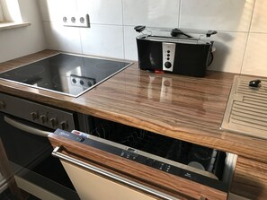 Kühlschrank, Herdplatte, Wasserkocher mit Kaffee-/Teezubehör