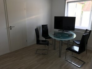 Doppel- oder Zweibettzimmer | Wohnbereich | Fernseher