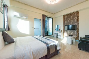 Habitación cuádruple | Escritorio, cortinas opacas, wifi gratis y ropa de cama