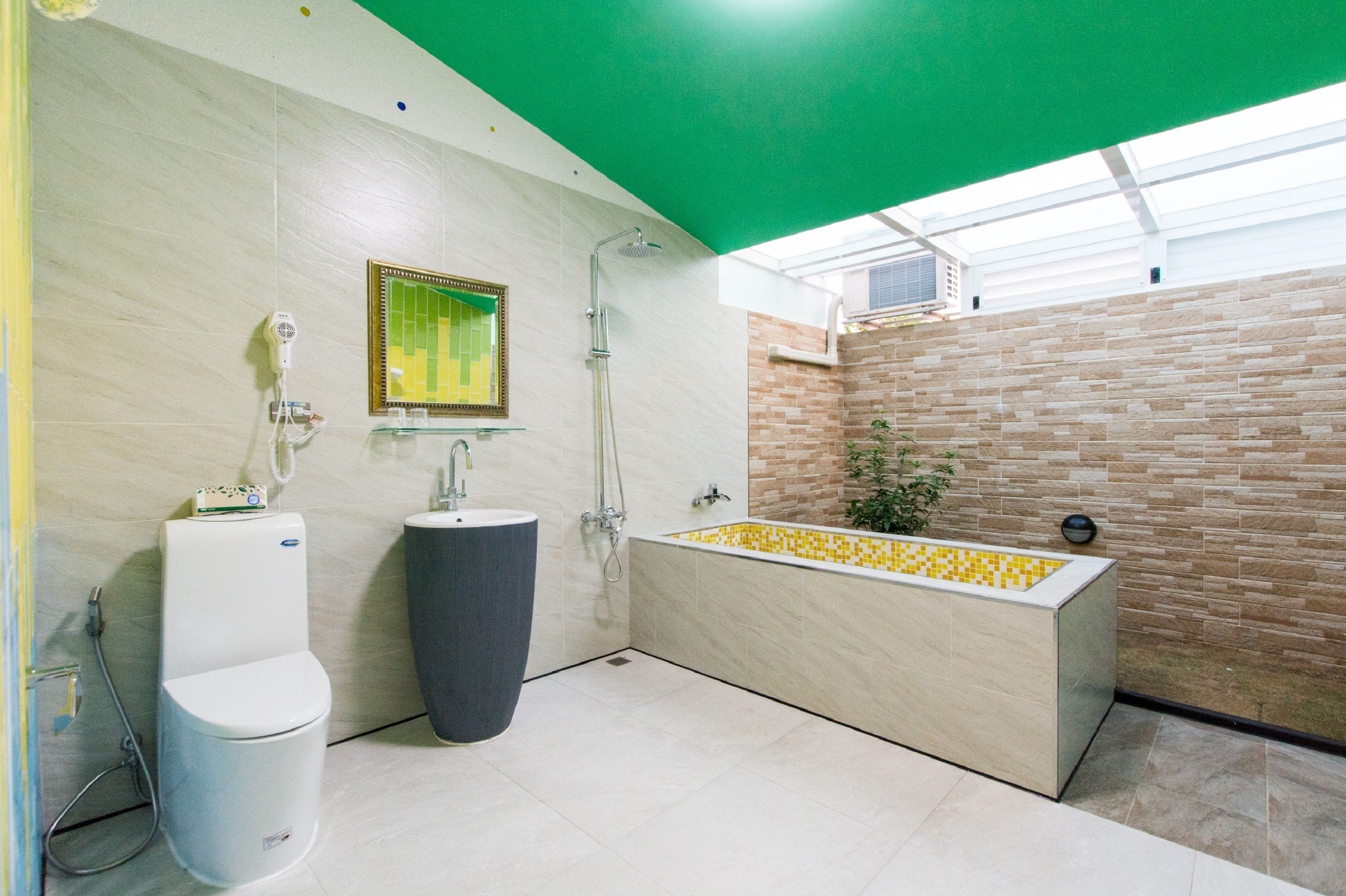 Un baño moderno con inodoro, lavabo y bañera.
