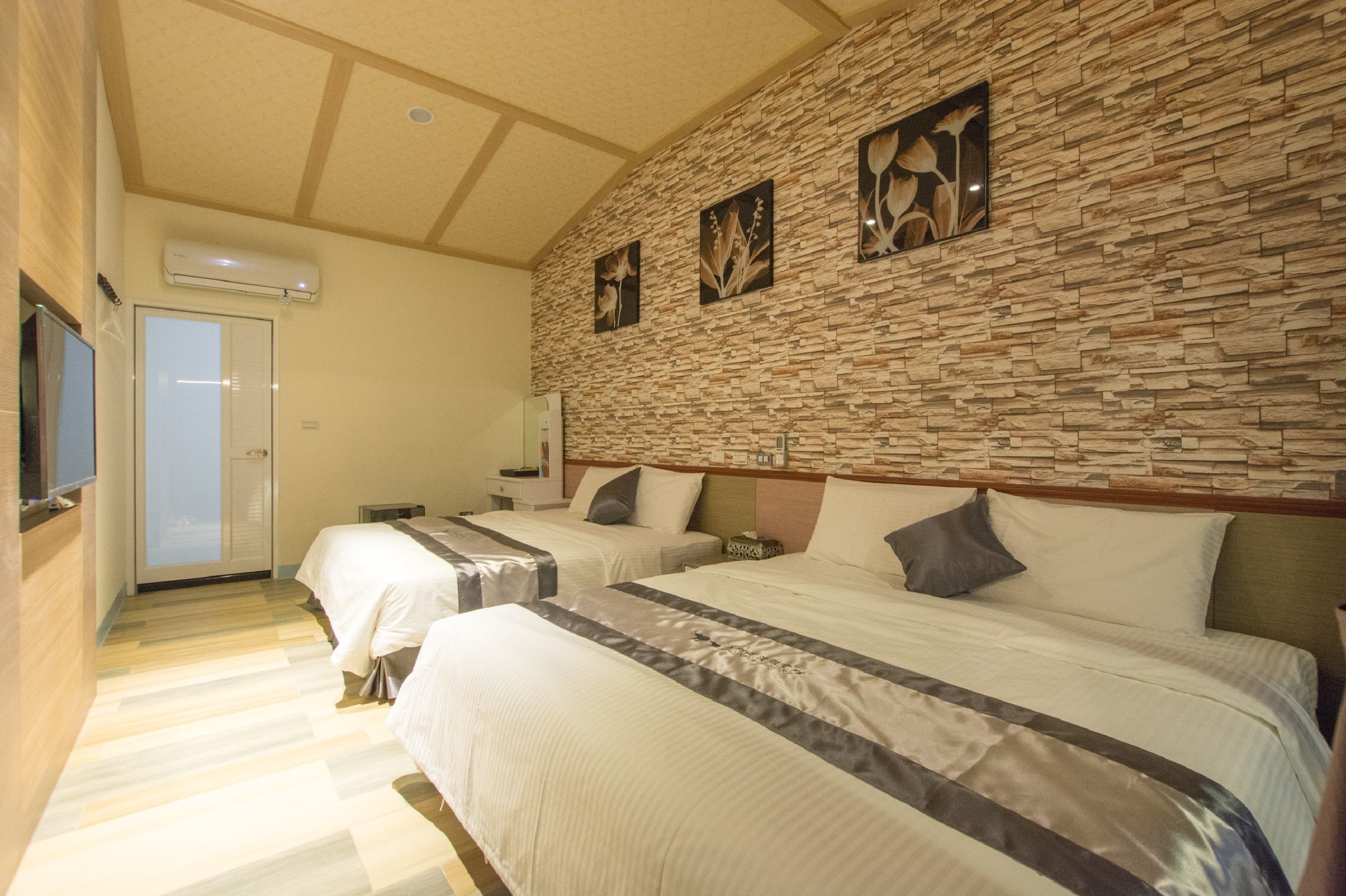 villa | desk, blackout curtains, free wifi, bed sheets