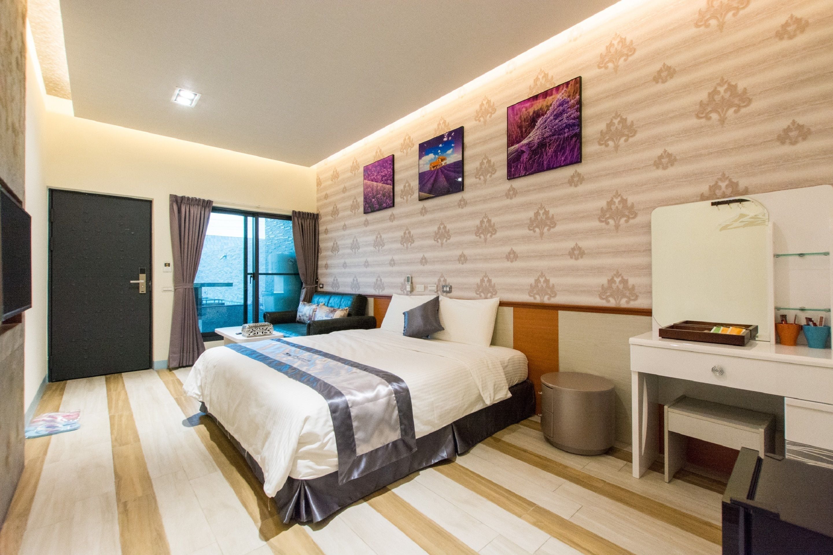 villa | desk, blackout curtains, free wifi, bed sheets