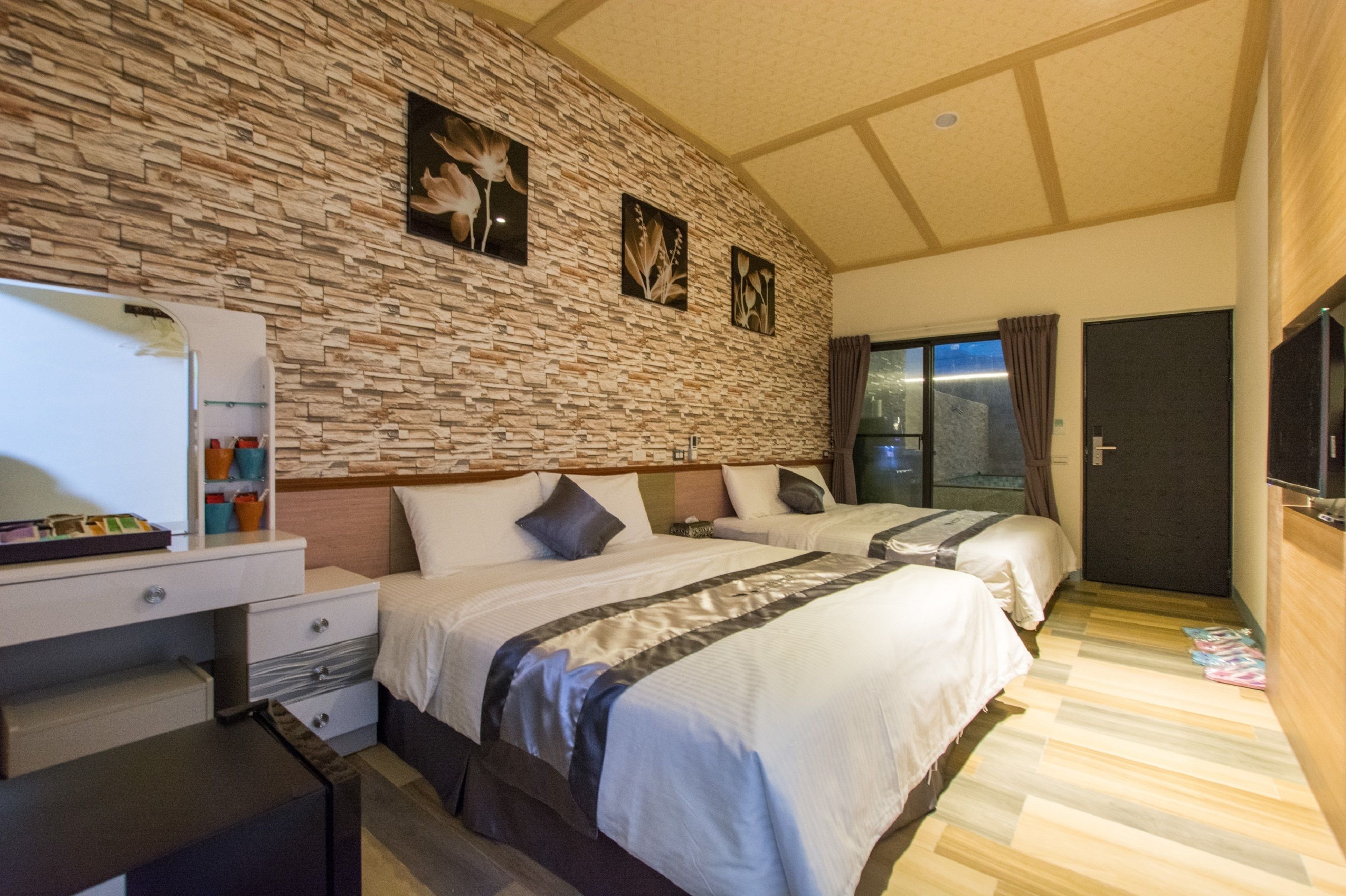 villa | desk, blackout curtains, free wifi, bed sheets