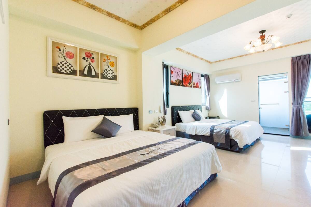 Habitación cuádruple | Escritorio, cortinas opacas, wifi gratis y ropa de cama