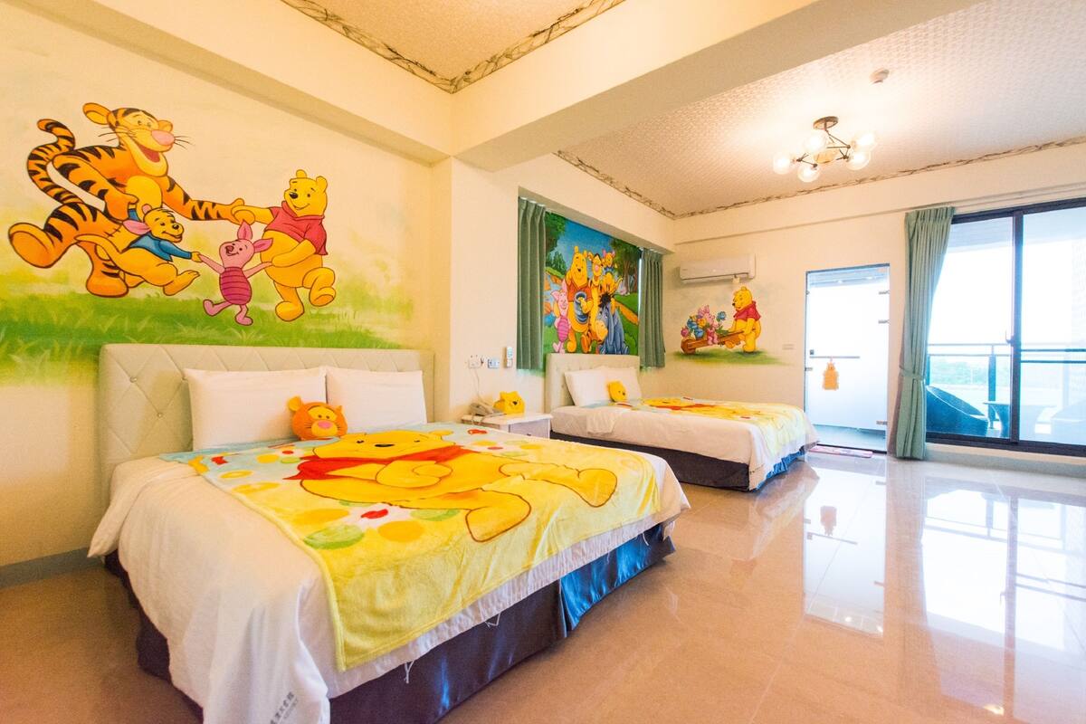 Habitación cuádruple Signature | Escritorio, cortinas opacas, wifi gratis y ropa de cama