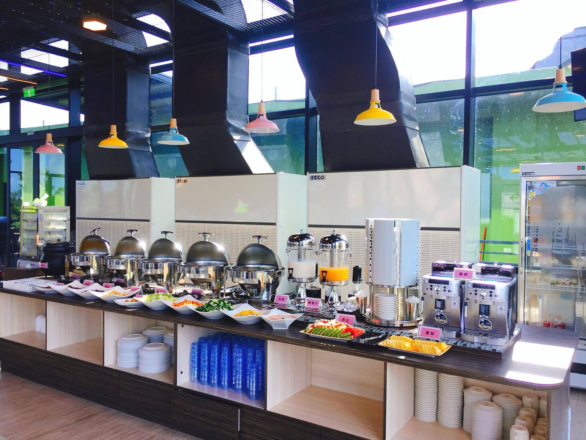 daily buffet breakfast (twd 150 per person)