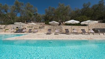 Udendørs pool, parasoller, liggestole
