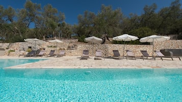 Piscine extérieure, parasols de plage, chaises longues