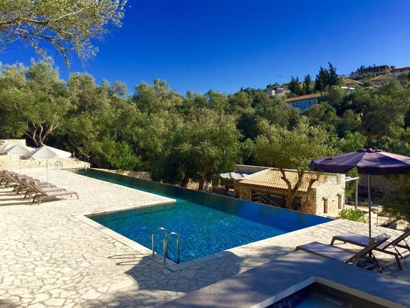 Outdoor pool, pool umbrellas, sun loungers - Paxoi Resort - Adults Only (Paxos)