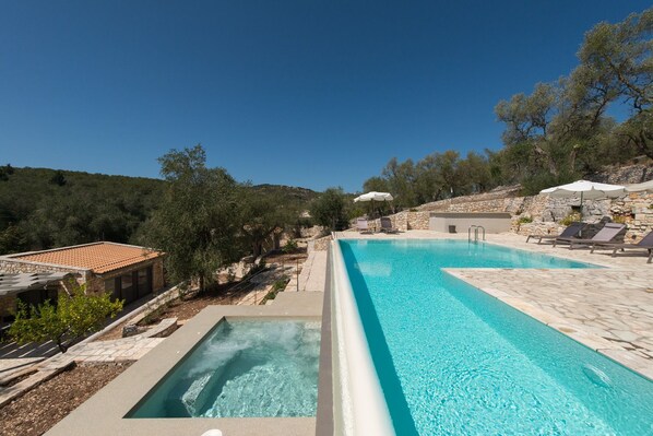 屋外プール、プール パラソル、サンラウンジャー