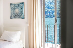 Habitación panorÔmica, baño privado, vista al lago | Decoración personalizada, muebles diferentes y escritorio