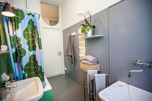 Quarto luxo, banheiro privativo, vista para o lago | Banheiro | Chuveiro, produtos de toalete grátis, secador de cabelo, bidê
