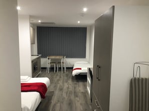 Estudio, cocina | Escritorio, cortinas opacas, tabla de planchar con plancha y wifi gratis