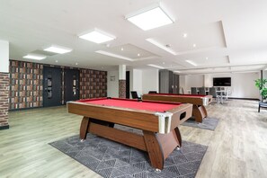 مكتب وستائر تعتيم ومكواة/لوح كي وواي فاي مجانًا