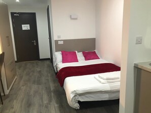 مكتب وستائر تعتيم ومكواة/لوح كي وواي فاي مجانًا