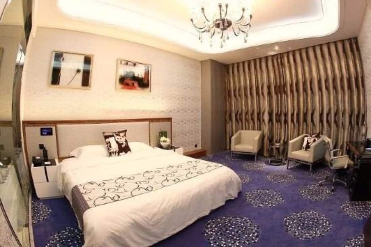 Executive Room | Minibar, desk, iron/ironing board, free WiFi