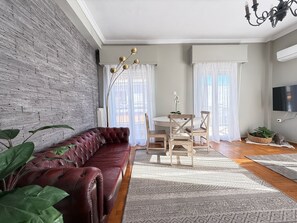 Leilighet – comfort, 2 soverom, balkong, anneks (Nileos 26) | Oppholdsområde | En 43-tommers LED-TV med digitale kanaler