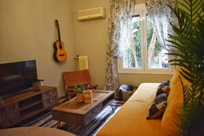 Design Apartment (Separate Apartment  50m from the hotel) | Senger med overmadrass, blendingsgardiner og lydisolert