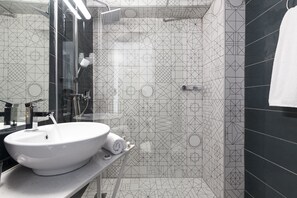 Set di cortesia gratuito, asciugacapelli, asciugamani, sapone