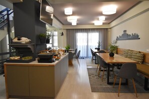 Colazione a buffet a pagamento, servita tutte le mattine 