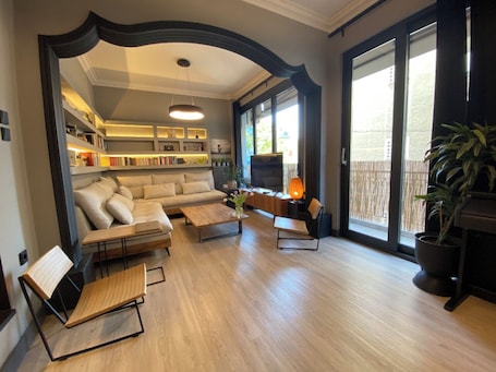 Deluxe Apartment, 2 Bedrooms, Balcony, Annex Building (Karidi 9) | Area keluarga | Televisi LED 43-inci dengan saluran TV digital