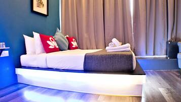 Suite | In-room safe, desk, iron/ironing board, rollaway beds