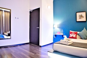 خزنة داخل الغرفة ومكتب ومكواة/لوح كي وأسرّة قابلة للطي