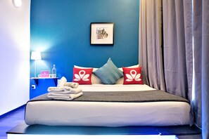 خزنة داخل الغرفة ومكتب ومكواة/لوح كي وأسرّة قابلة للطي