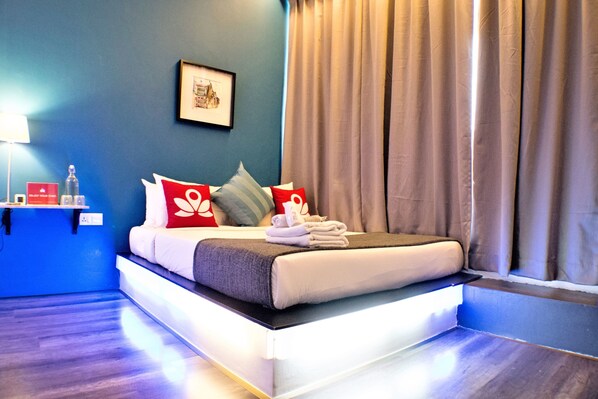 خزنة داخل الغرفة ومكتب ومكواة/لوح كي وأسرّة قابلة للطي