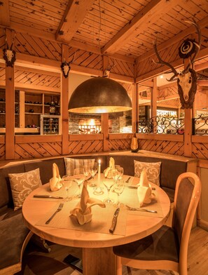 Lunch and dinner served - Hotel - Steakhouse Cheminée (Zermatt)
