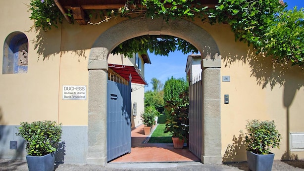 An archway leading to a building labeled "DUCHESS Boutique de Chambre Bed & Breakfast." - Duchess Boutique Hotel B&B (Florence)