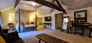 Main House - Master Suite (No Pets) | Wohnbereich | Flachbildfernseher