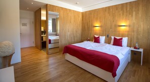 خزنة داخل الغرفة ومكتب ومكواة/لوح كي وواي فاي مجانًا