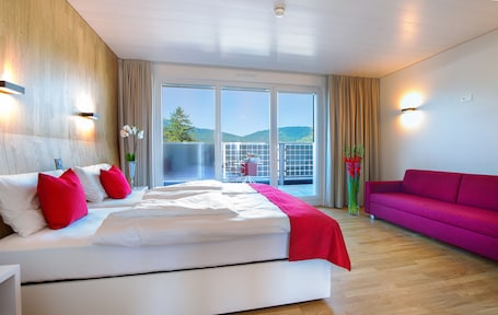 Apartamento standard | Cofres nos quartos, escrivaninha, ferros/tábuas de passar roupa. Hotel Rhy