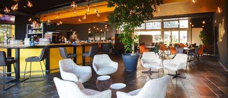 Sarapan, makan tengah hari, makan malam dihidangkan; masakan serantau