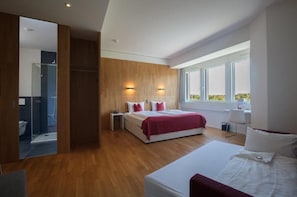 Habitación superior con 1 cama matrimonial o 2 individuales | Caja de seguridad en la habitación y escritorio 