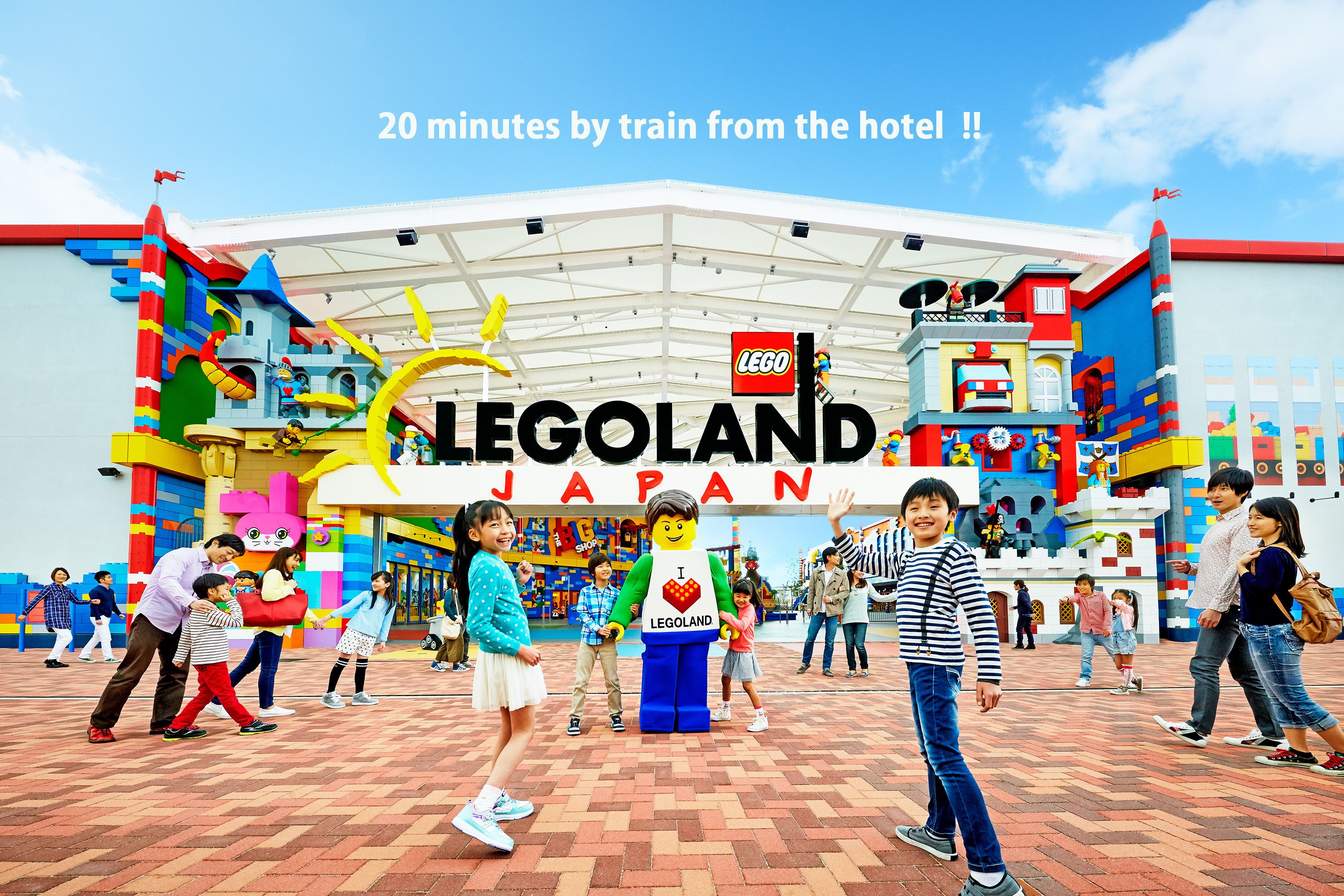 Ein Gebäude im LEGO-Design mit einem Schild, auf dem "LEGOLAND JAPAN" steht, und einer LEGO-Figur in der Mitte.
