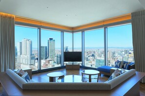 Peralatan tempat tidur premium, gebar bulu kapas, peti besi dalam bilik 