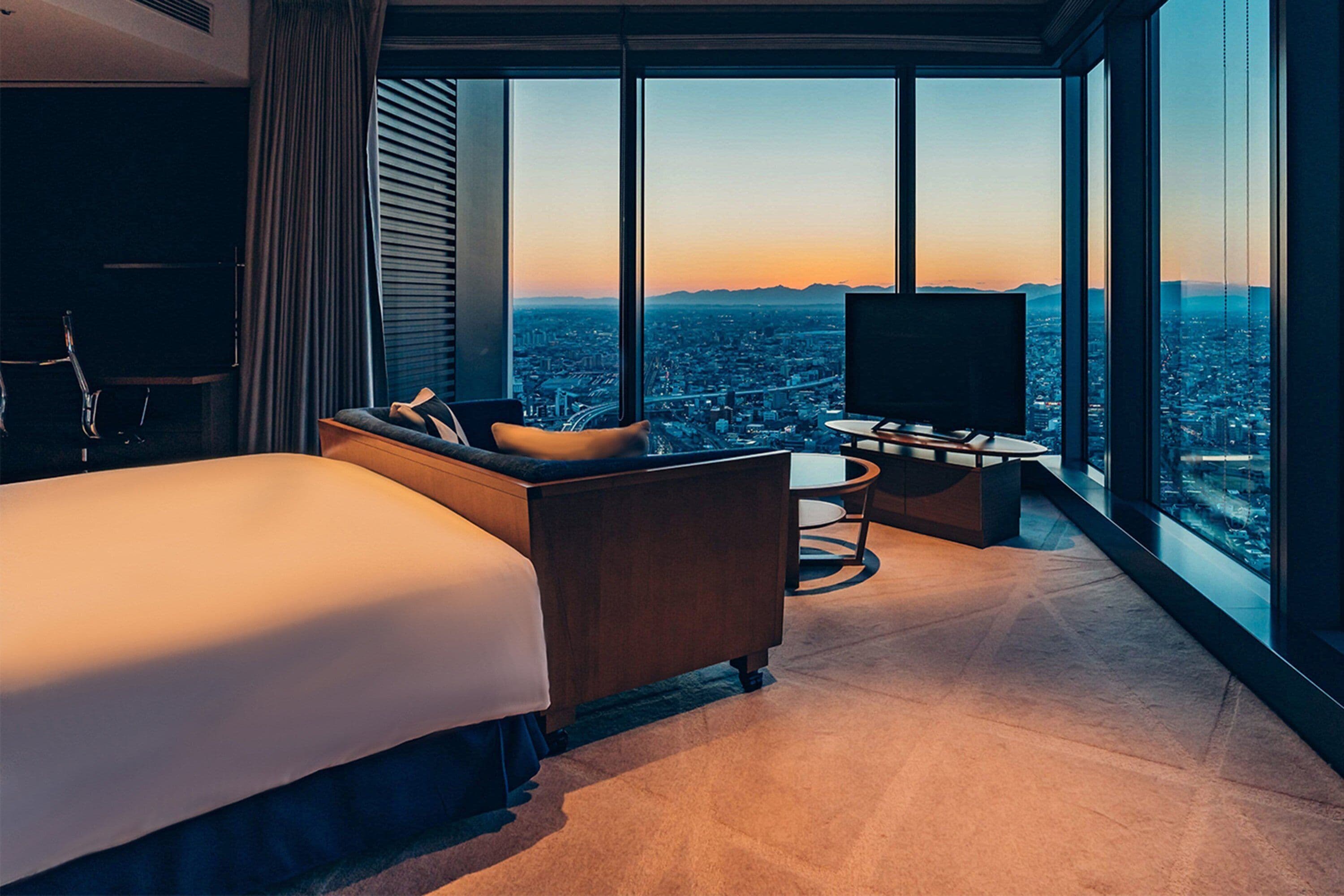 deluxe corner king with club lounge access non smoking | premium bedding, down duvets, in-room safe, blackout curtains