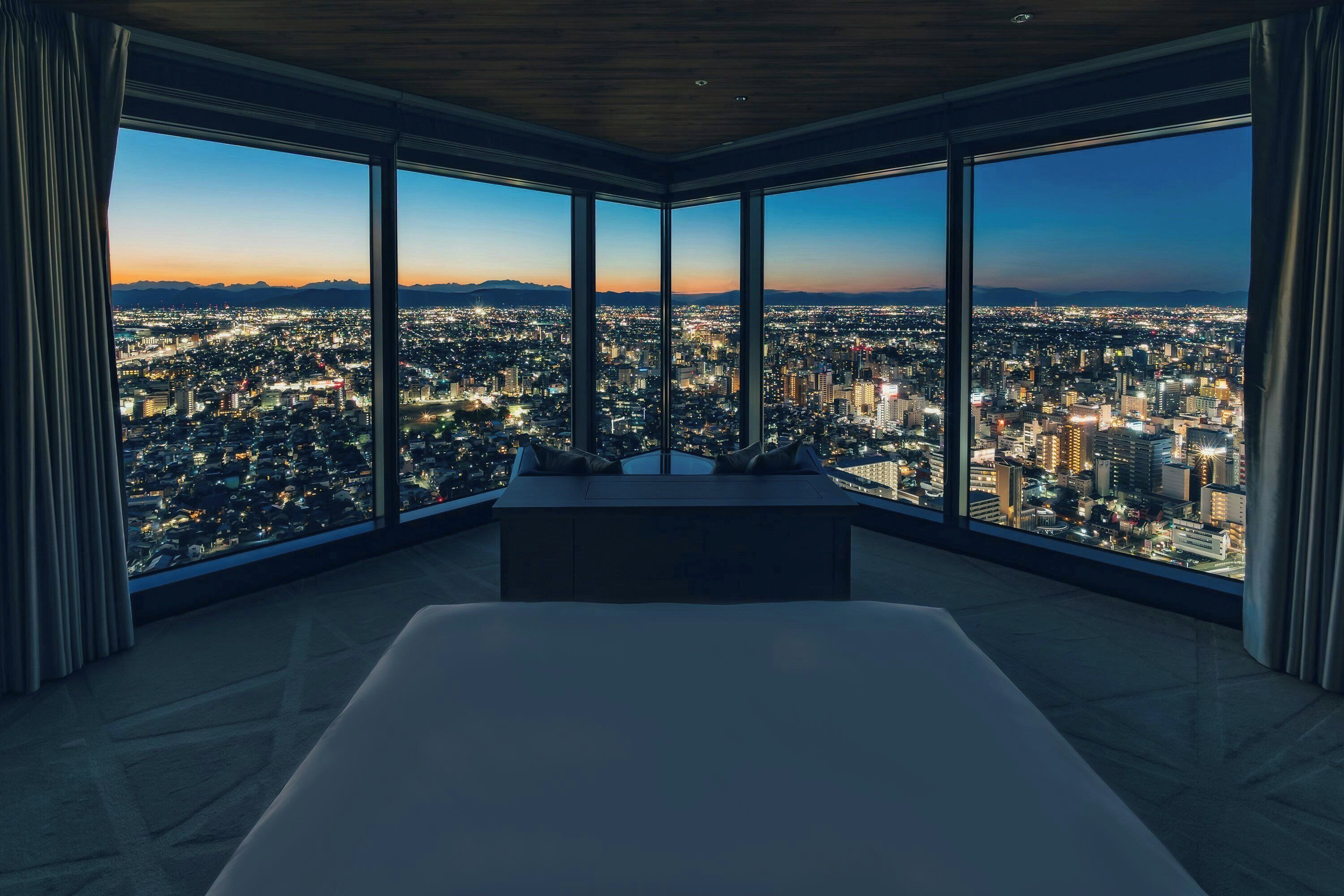 高級寝具、羽毛の掛け布団、セーフティボックス (室内)、遮光カーテン