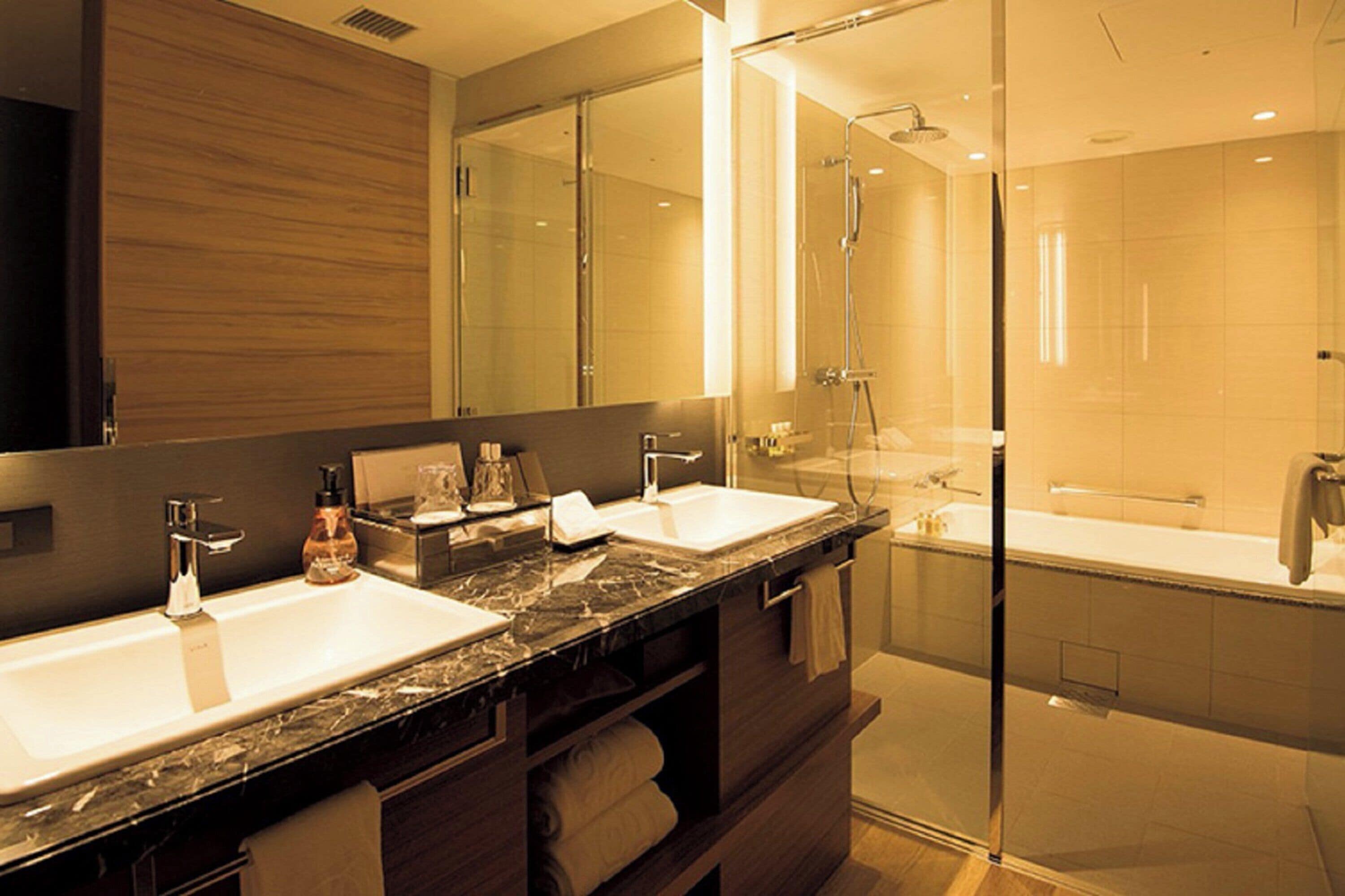 premium bedding, down duvets, in-room safe, blackout curtains