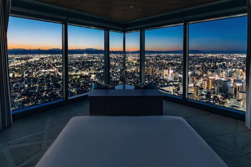 デラックスコーナーキング With クラブラウンジ 禁煙 | 高級寝具、羽毛の掛け布団、セーフティボックス (室内)、遮光カーテン