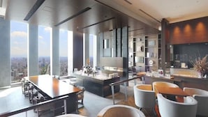 Un intérieur moderne comprenant un coin repas, un bar et un espace détente.