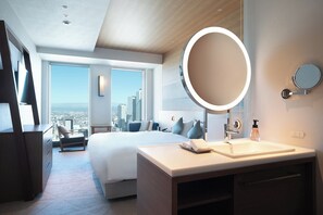 Premium bedding, down comforters, in-room safe, blackout drapes - Nagoya Prince Hotel Sky Tower (Nagoya)