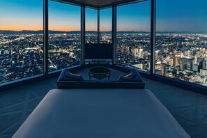 Peralatan tempat tidur premium, gebar bulu kapas, peti besi dalam bilik 