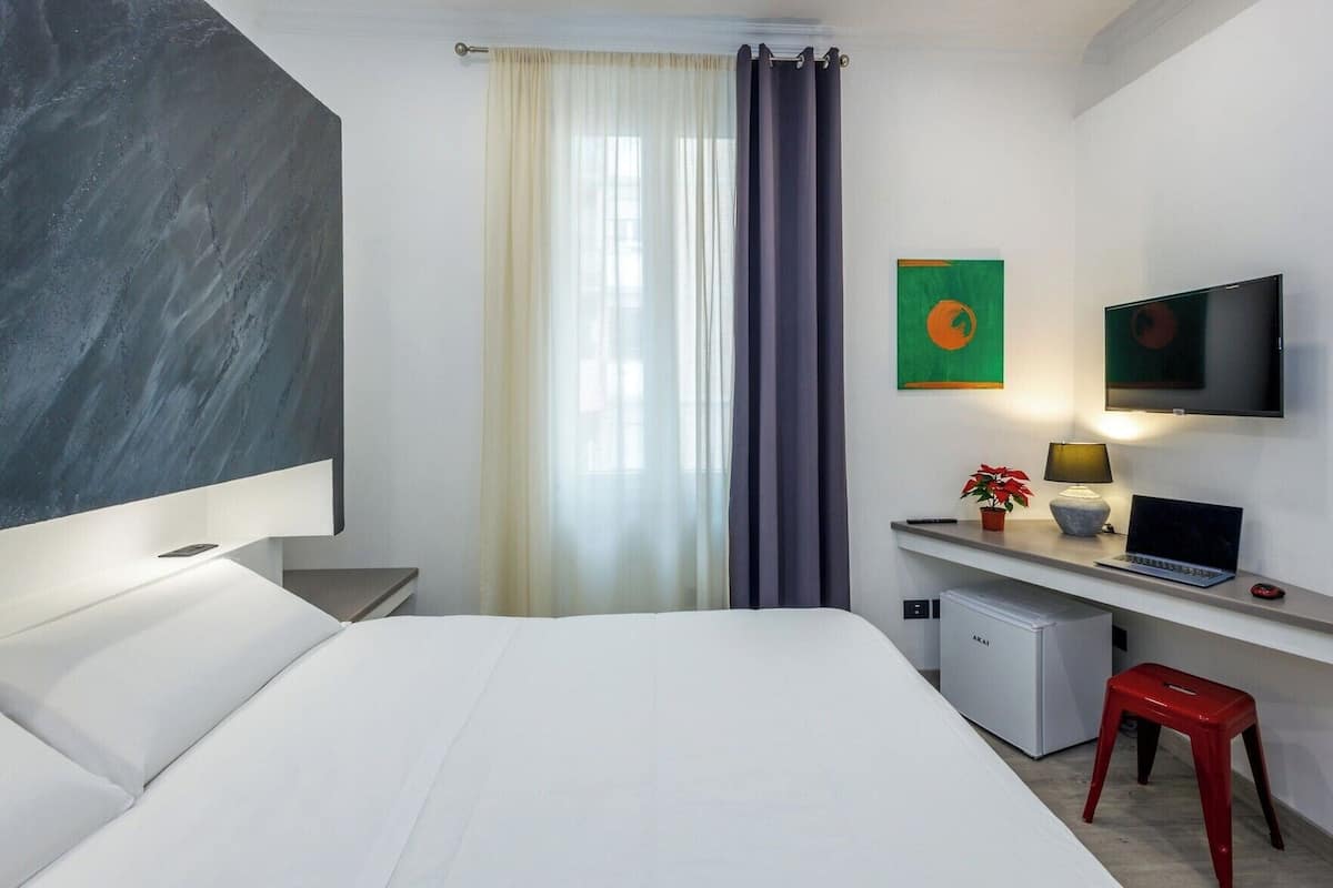 In-room safe, desk, soundproofing, WiFi (free)