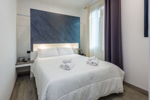 Klassieke driepersoonskamer | Een kluis op de kamer, een bureau, geluiddichte muren, gratis wifi