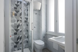 Superior Double Room | Bathroom shower - Crossroad Hotel (Rome)