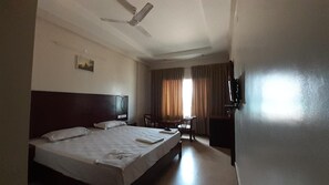 Desk, soundproofing, rollaway beds, bed sheets - Hotel Balaji Inn (Thanjavur)