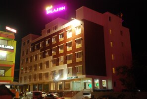 Front of property - evening/night - Hotel Balaji Inn (Thanjavur)